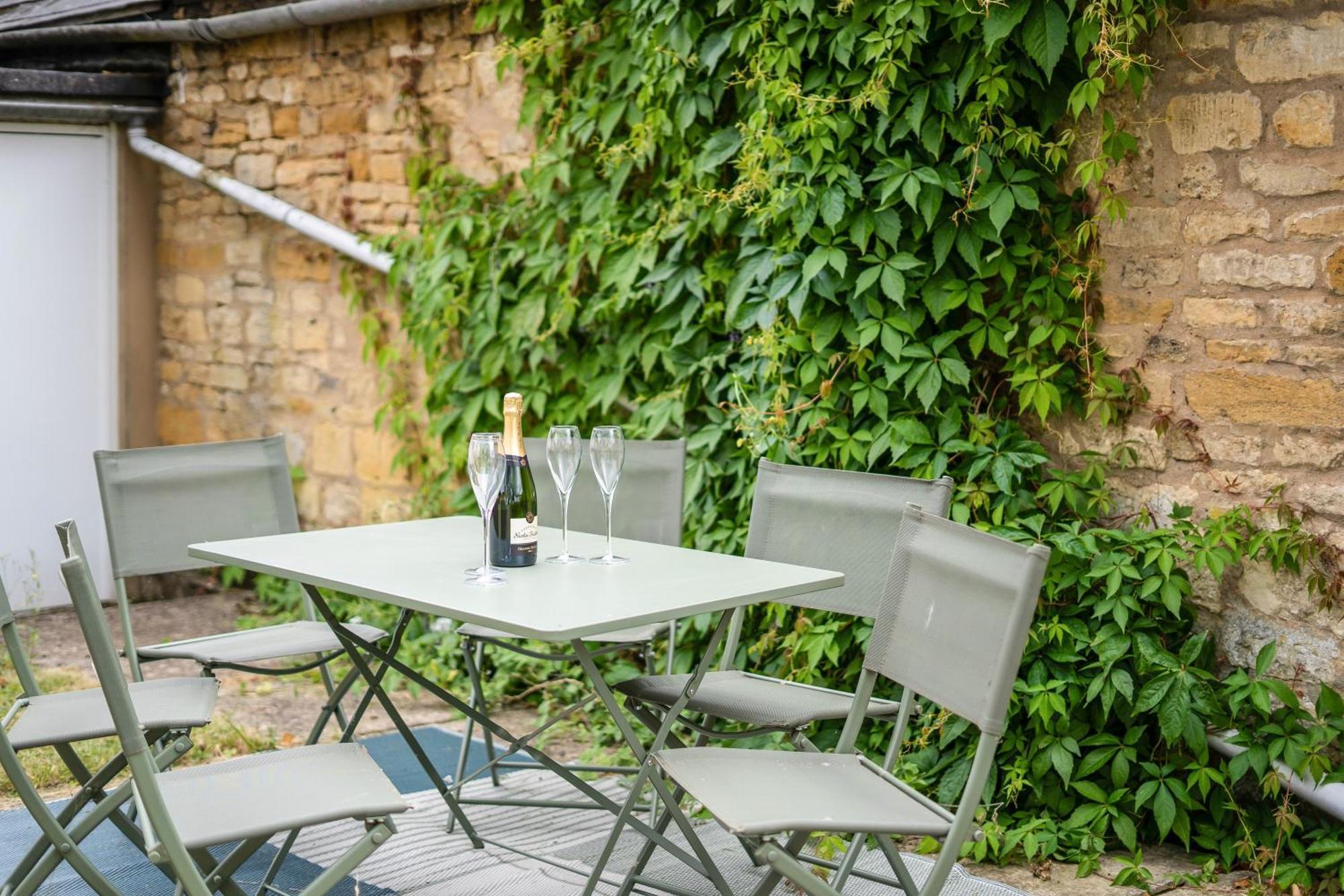 Appartamento Redesdale View, High Street With Private Garden Moreton-in-Marsh Esterno foto